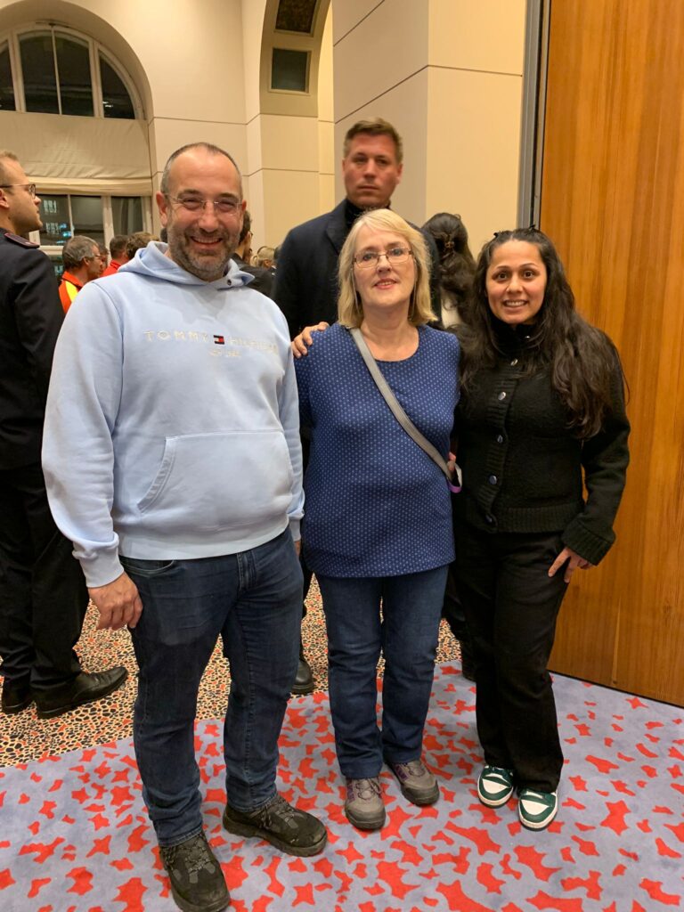 Eine Gruppe von Menschen steht zusammen, wie ein automatisch gespeicherter Entwurf, der darauf wartet, vollendet zu werden.